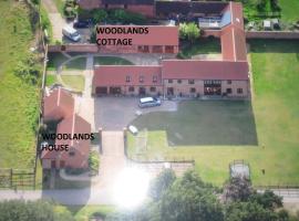 Woodlands Holiday Homes, hytte i South Clifton