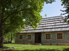 Peraj Guesthouse: Vermosh, Lake Bukumirsko yakınında bir otel
