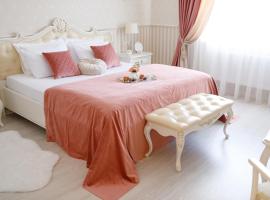 Royal Suite Apartment with Jacuzzi, hotel in Sumy