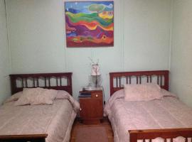 Hostal Renoir – hotel w mieście San Fernando