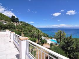 Veroniki Penthouse Deluxe Apartment, hotel with parking in Agios Ioannis Peristeron