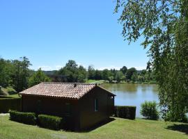 Camping - Village Vacances du Lac，Boulogne-sur-Gesse的度假住所