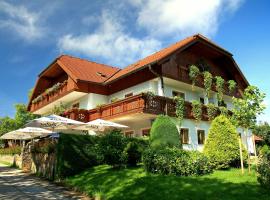 Landgasthof Spitzerwirt, hotel v destinaci Sankt Georgen im Attergau