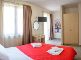 LUX Hotel, hotel em Piraeus