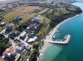 Odmoree Camp & Hostel, Hotel in Ražanac