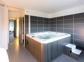 Logis Latitude Ouest Hôtel Restaurant & Spa, отель в городе Локронан