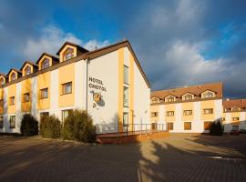 Hotel CHOTOL, hotel cerca de Aeropuerto de Praga Vaclav Havel - PRG, Horoměřice