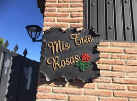 Mis Tres Rosas، فندق مع موقف سيارات في La Barca de la Florida