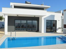 Modern villa with private swimming pool, proprietate de vacanță aproape de plajă din Famalicão