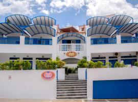 Erato Apartments, хотел в Баци