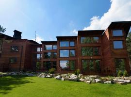 Pinus Villas Lodge with Private Jacuzzi & Phyto-Sauna Retreat, hotel with hot tubs in Zheleznitsa
