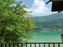 Les Sirenes, hotel with parking in Lepin-le-Lac
