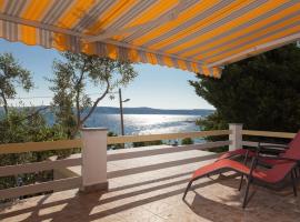 Apartment Milka by the Sea, family hotel in Karlobag