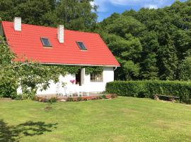 River Villa, 20 min by train to Old Town, big yard, feriebolig i Lagedi