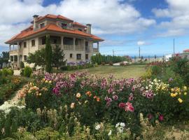 Pensión Residencia A Cruzán, guest house in Noalla