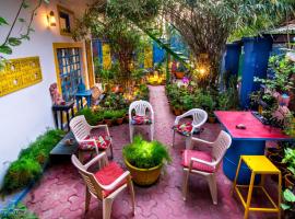 The Coral House Homestay by the Taj, heimagisting í Agra