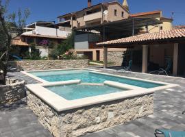 Apartments Čeh, ξενοδοχείο σε Ližnjan