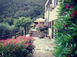 Farmhouse B&B Castagnola 64, hotel v destinaci Ne