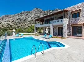 Villa Asigonia with Heated Pool & Whirlpool
