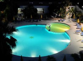 Marina Club Hotel, hotell i Baia Domizia