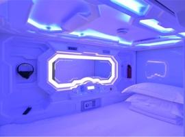 Zhuhai Dreamers Capsule Hotel, παραλιακό ξενοδοχείο σε Zhuhai