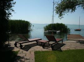 Beach house, hotel in Zánka