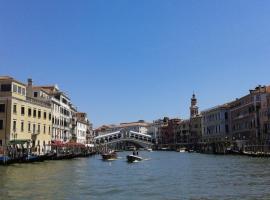 Apartment with a Secret and Romantic Park, hotell med basseng i Venezia