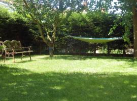 chez gus, Bed & Breakfast in Ars-sur-Formans