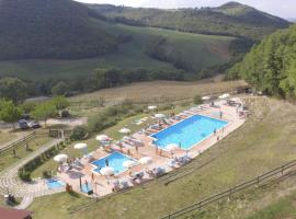 Agriturismo Orsaiola, hotel con piscina en Urbania