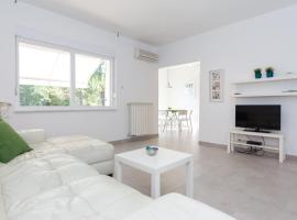 One4all - Comfort, hotel in Punat