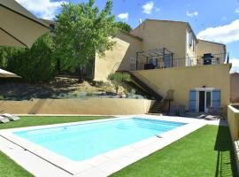 Modern villa with private pool, hotell i Montouliers