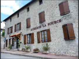 Auberge la Source - Logis Hôtels，Cieux的有停車位的飯店