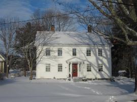 Grand Oak Manor Bed and Breakfast, holiday rental in Granville Ferry
