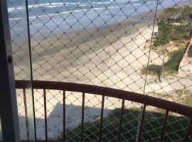 Apartamento pé na areia, hotel em Itanhaém