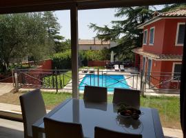 VILLA IL CICLAMINO - PISCINA PRIVATA IN MURATURA AD USO ESCLUSIVO - PRIVATE IN-GROUND POOL FOR EXCLUSIVE USE - 70m2 house & 300m2 outdoor, 10 minutes drive to Montebello Station linked to Rome centre in 20 minutes, 3 minutes to the village, vila u gradu Riano