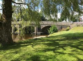 The Cothi Bridge Apartments, hotel con parcheggio a Carmarthen