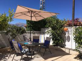 Vista Bahia II Apartments- top floor with balcony views & ground floor with garden and BBQ, hotel din Albir