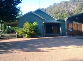 Riverbend Homestead, holiday home in Bright