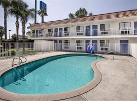 Motel 6-Fresno, CA، فندق في فريسنو