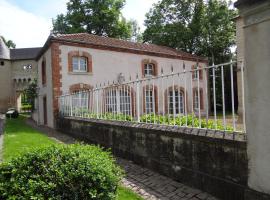 Château Mesny Gite Au Fil des Pages, family hotel sa Vic-sur-Seille