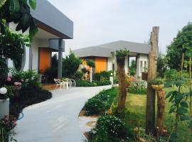 Ok Farm Resort, hotel con estacionamiento en Det Udom
