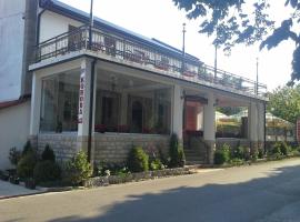 BNB Njeguska sijela، فندق مع موقف سيارات في Njeguši