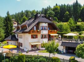 Ferienhaus Holzer, hotel u gradu Egg am Faaker See