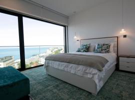 Spacious luxury holiday apartment with a great view, Funchal, free wifi and parking, luxury hotel in Funchal