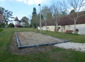 Gite Des Etangs, hotel con estacionamiento en Paulnay