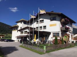 Alpenstern Pension Suites, homestay in Lermoos