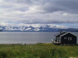Arctic FjordCamp, hotel de playa en Burfjord