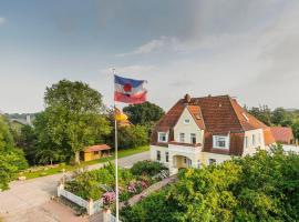 Altes-Landhaus-Ferienwohnung-Schleswig-Holstein, khách sạn có chỗ đậu xe ở Wendtorf