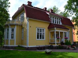 Villa Baumgartner, hotelli Loviisassa lähellä maamerkkiä Lapinjärven rautatieasema