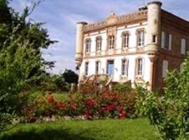 Château Lagaillarde: Thil şehrinde bir otoparklı otel